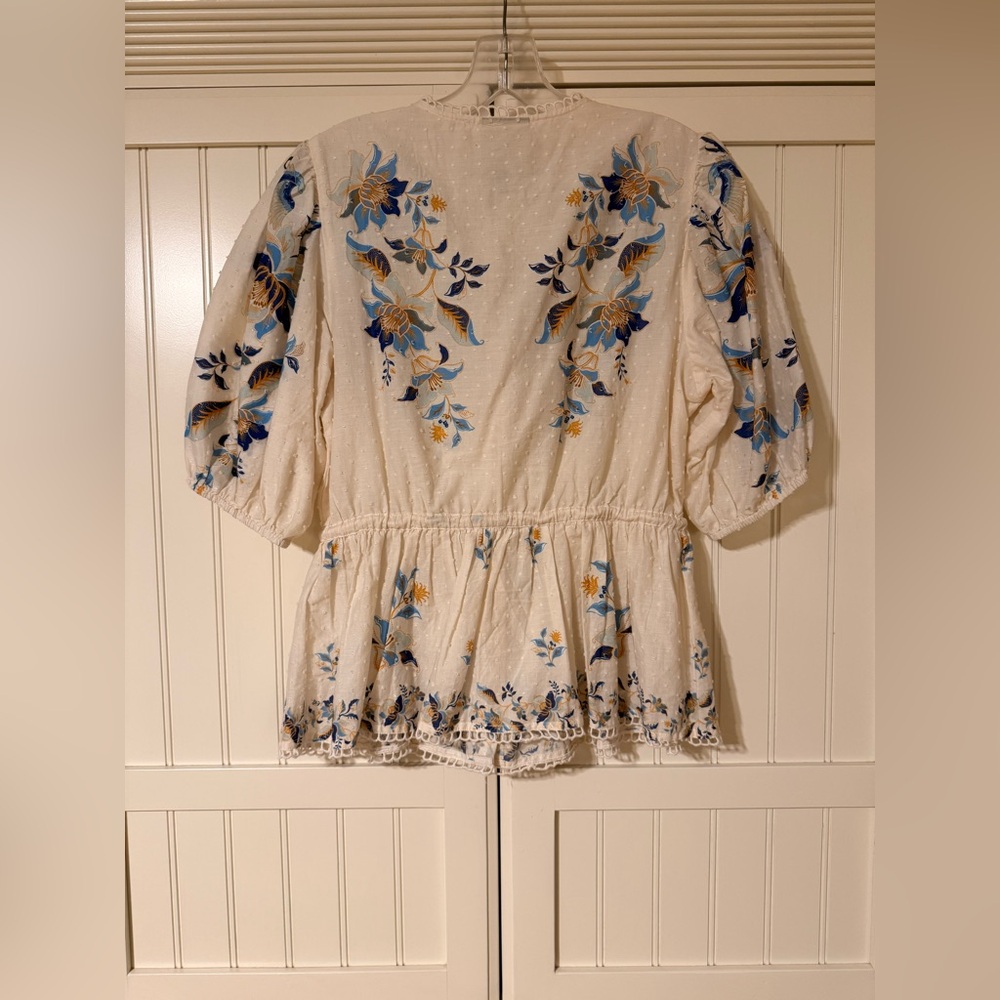 FARM Rio Mystic Blue Lotus Dreamscape Blouse in Off-White size Medium - Picture 9 of 10